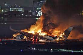 5 dead, hundreds evacuated in Tokyos Haneda Airport