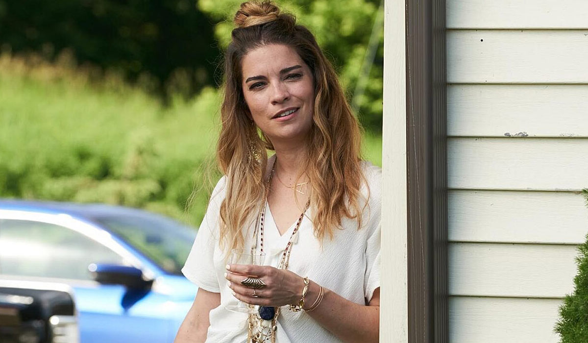 Annie Murphy Shines in a New Dark Comedy Now on Netflix, Breaking Free from Schitt’s Creek Typecasting