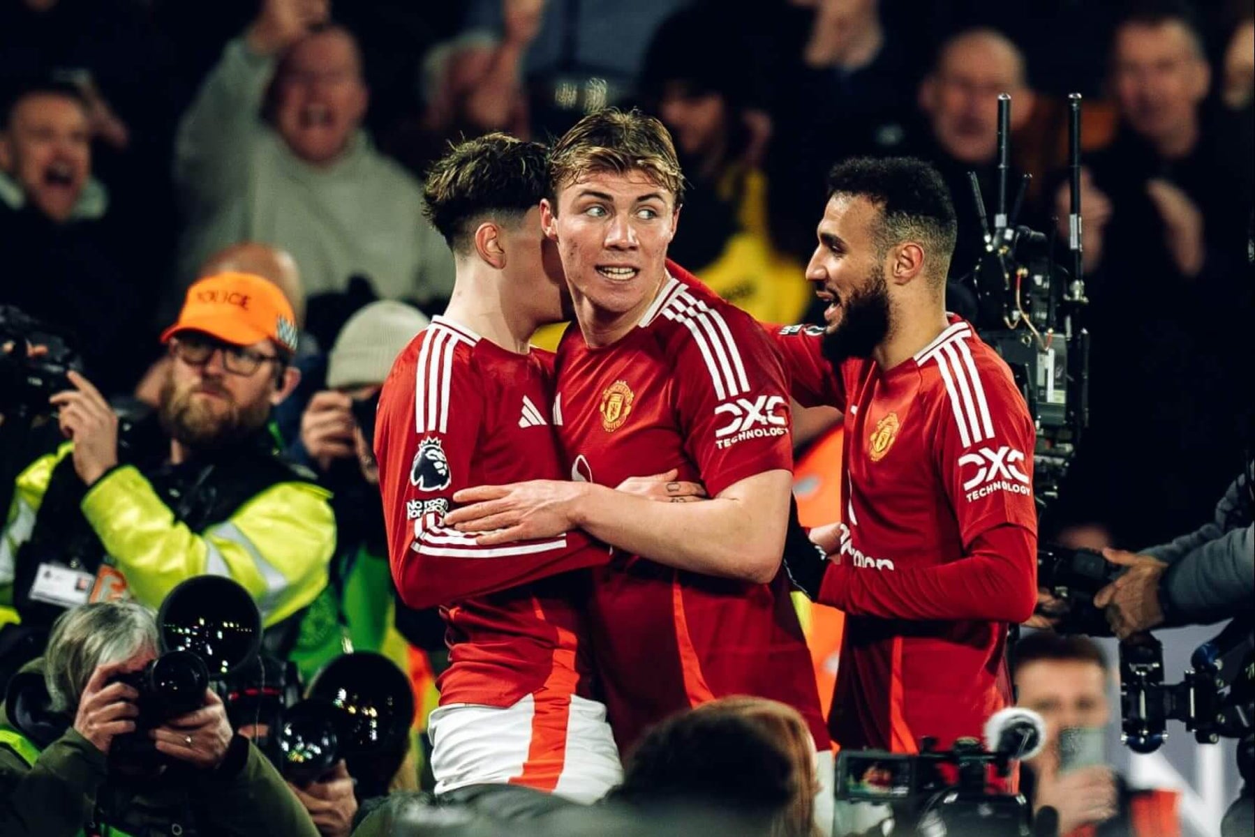 Man United beat struggling Leicester 3-0 , Heaven Suffers Injury Blow