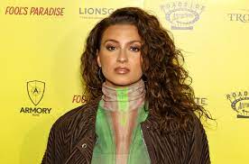 Pop Star Tori Kelly Hospitalized after blood Clots in Legs & Lungs